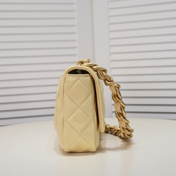 シャネルバッグ背面デザイン